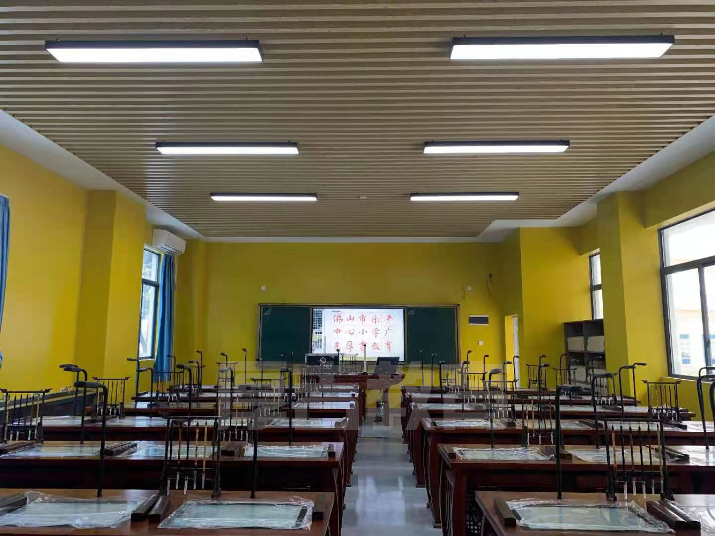 學校<a href='http://www.rxzsw.cn/chanpin/57-1.html' target='1' style='font-size:18px; font-weight:bold; color:#000000;'>書法室</a>