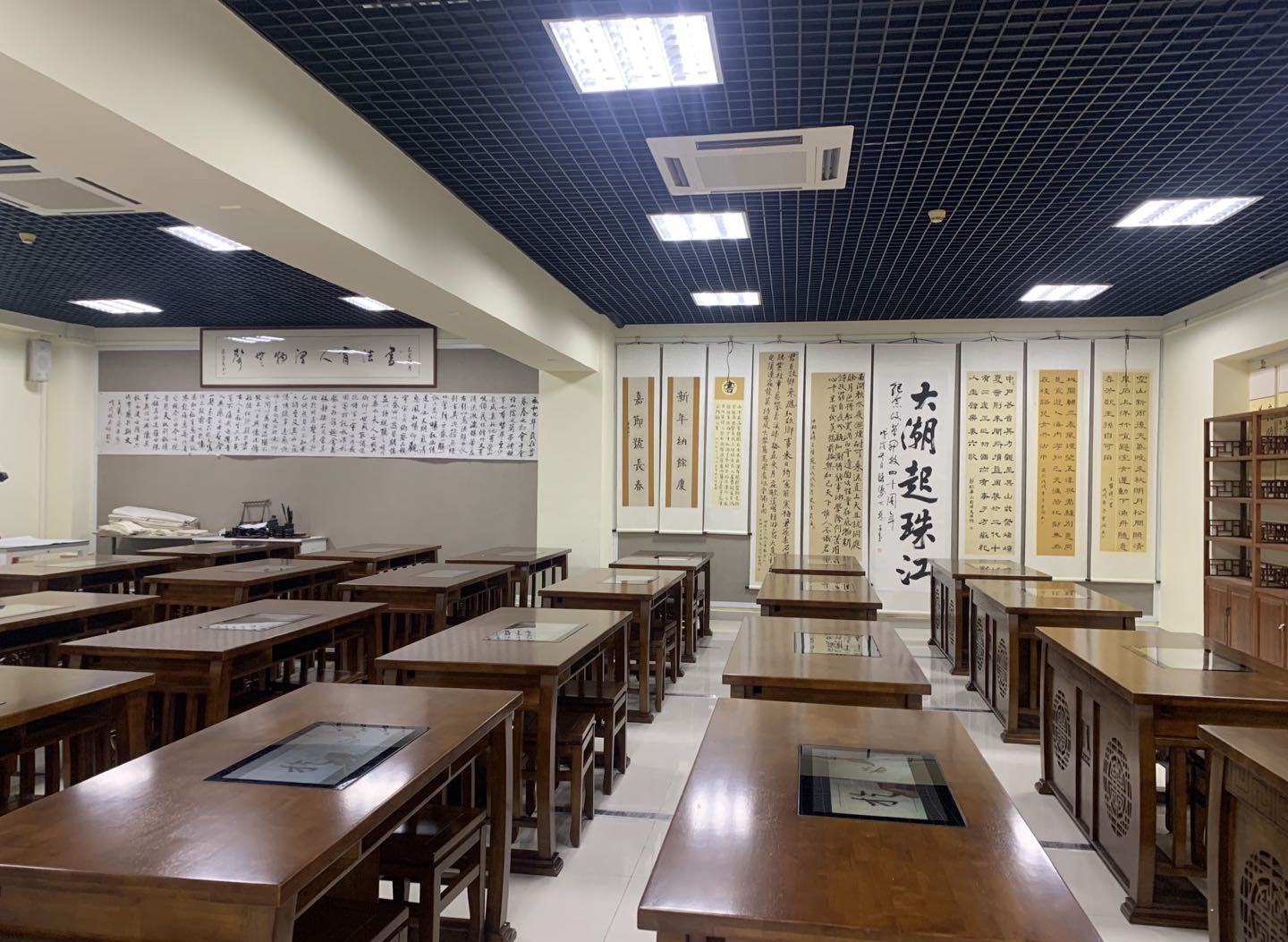 <a href='http://www.rxzsw.cn/chanpin/57-1.html' target='1' style='font-size:18px; font-weight:bold; color:#000000;'>書法室</a>