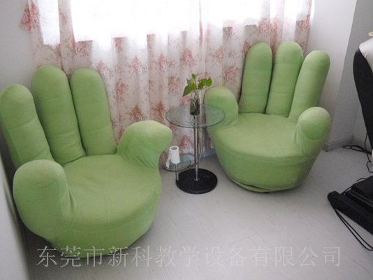 學(xué)校<a href='http://www.rxzsw.cn' target='1' style='font-size:14px; font-weight:bold; color:#0080ff;'>心理咨詢室</a>布置