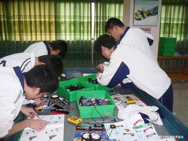 <a href='http://www.rxzsw.cn/chanpin/60-1.html' target='1' style='font-size:18px; font-weight:bold; color:#000000;'>機(jī)器人功能室</a>